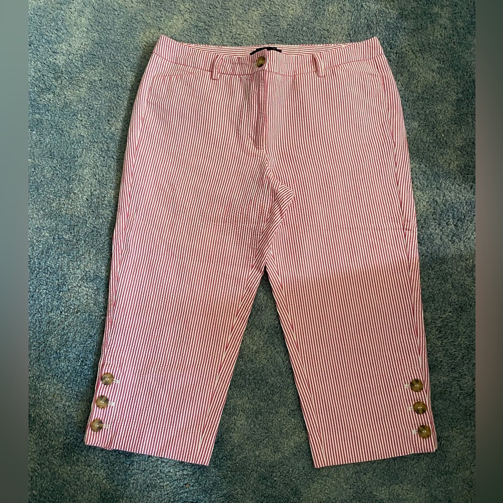 Talbots red and white seersucker Perfect Skimmer 8p capris.  17” inseam.